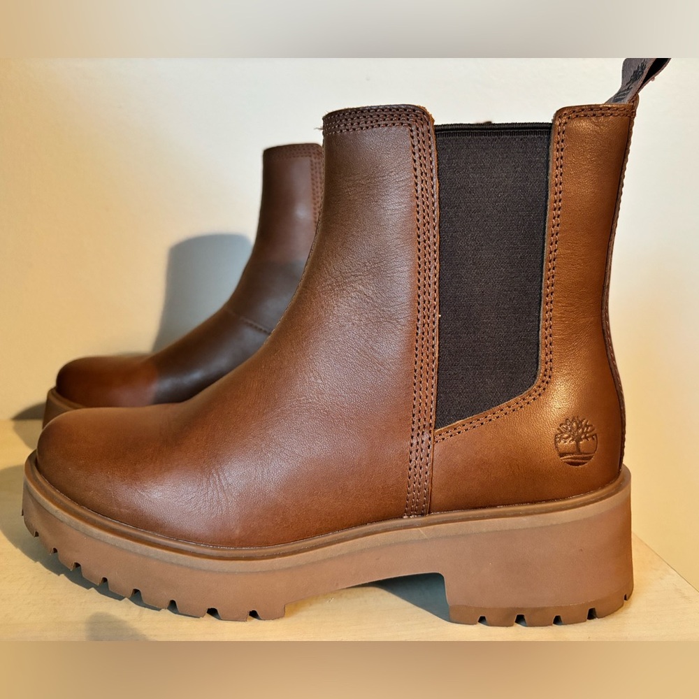 Like new Timberland Chelsea Boot women's. 7.5